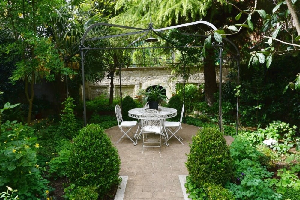 Arredare un giardino in stile classico Elegante e sobrio Maestri